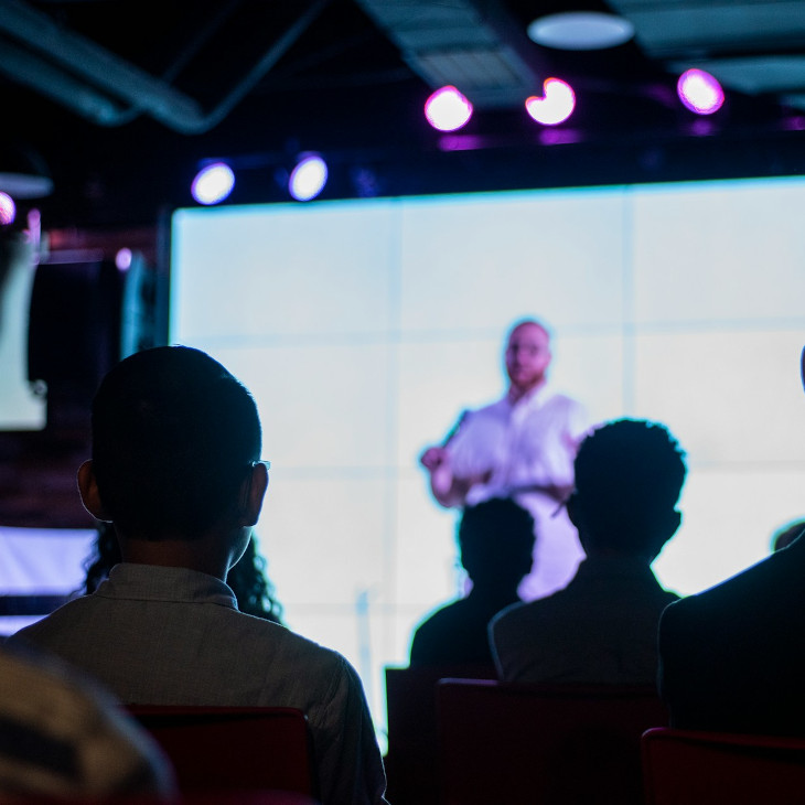 Buduj<br/>wizerunek<br/>eksperta